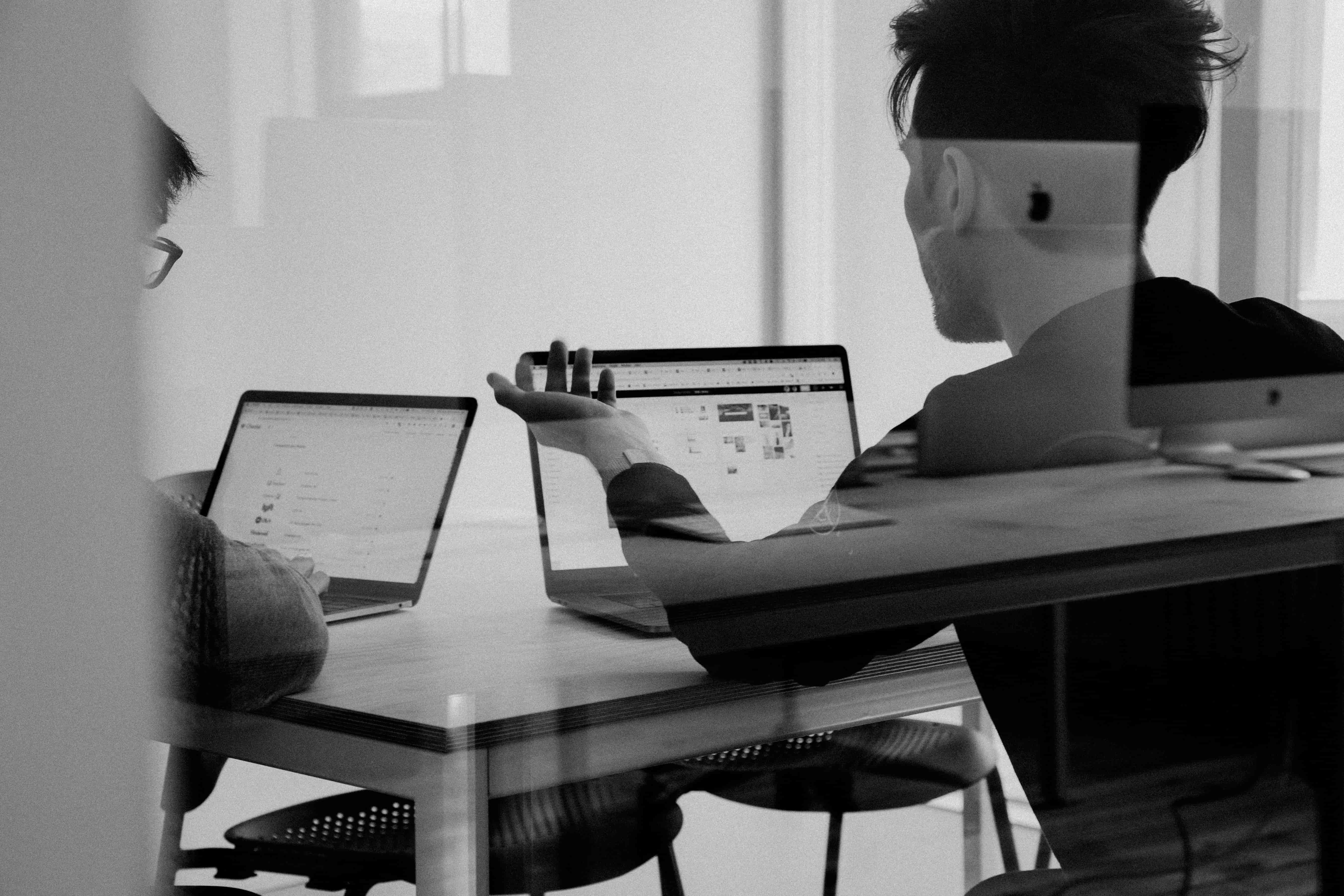 Mesa de trabajo con ideas creativas, folletos y premios para estrategias de incentivos de marketing promocional de marca